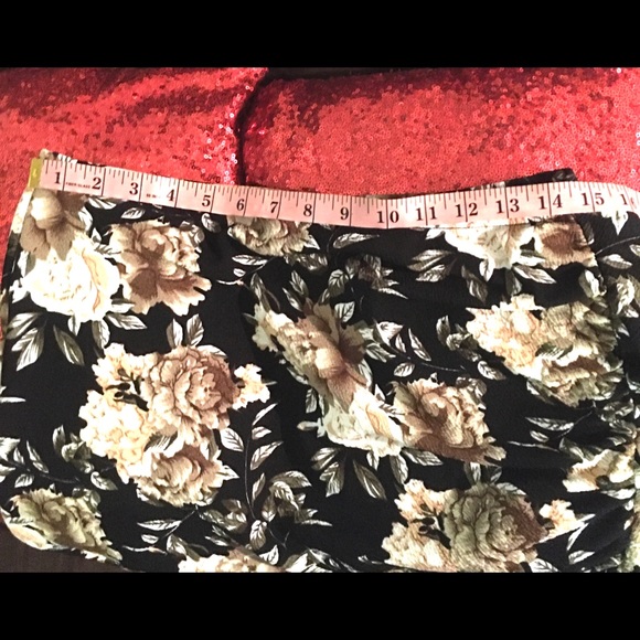 Slant Floral Ruched Mini Skirt w/ Vertical Ruffle - Picture 4 of 6